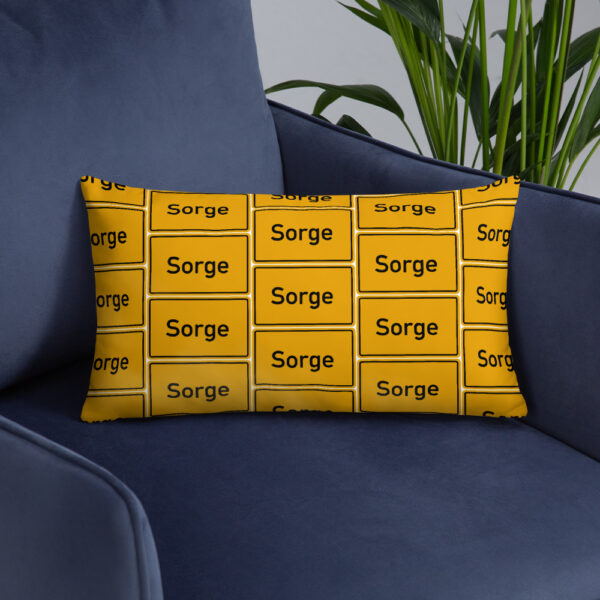 Ein gelber Sorge Basic-Kissen mit prominentem Schriftzug „sorge“.