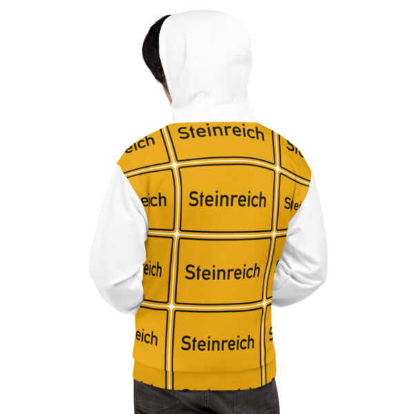 Ein Mann trägt einen Unisex-Kapuzenpullover von Steinreich.