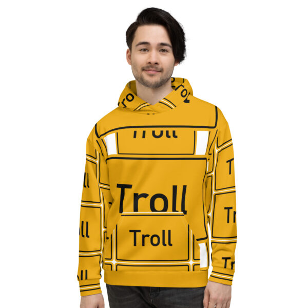 Ein Mann in einem Troll-Hoodie.