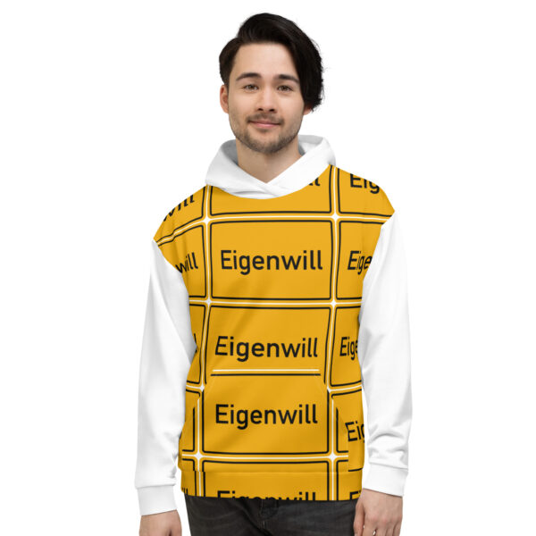 Ein Mann trägt einen Unisex-Kapuzenpullover von Eigenwill.