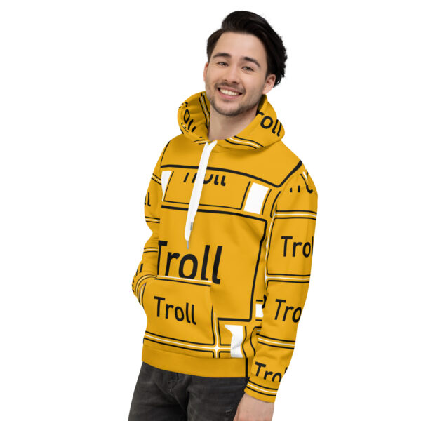 Ein Mann in einem gelben Troll Unisex-Kapuzenpullover.