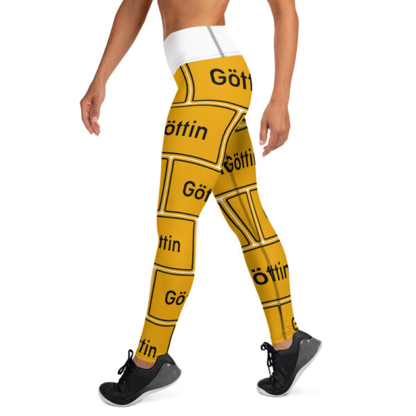 Eine Person, die markante Yoga-Leggings mit gelbem Text trägt.