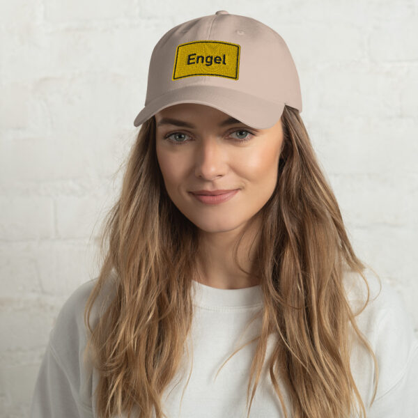 Eine Frau mit einer Engel Basecap Dad-Hat mit dem Wort Engel.