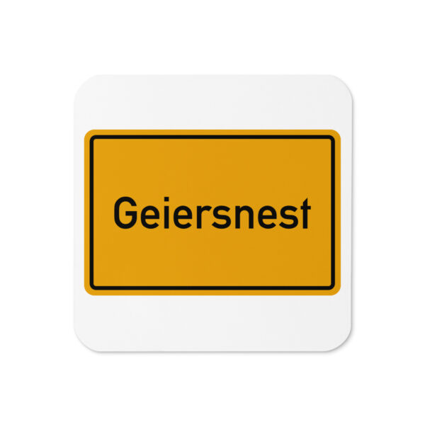 Ein Schild mit der Aufschrift „Geiersnest Korkuntersetzer“ in Gelb und Schwarz.