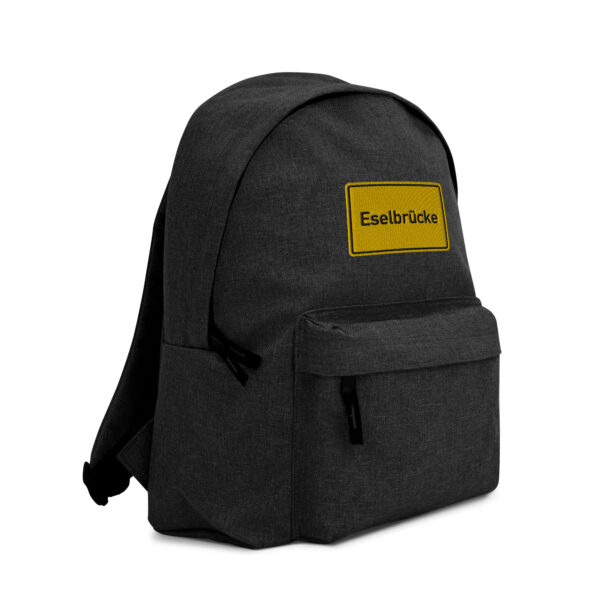 Ein schwarzer Eselbrücke-Rucksack mit Stickerei und gelbem Logo darauf.