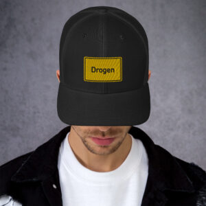 Ein Mann mit einer schwarzen Drogen-Trucker-Cap.