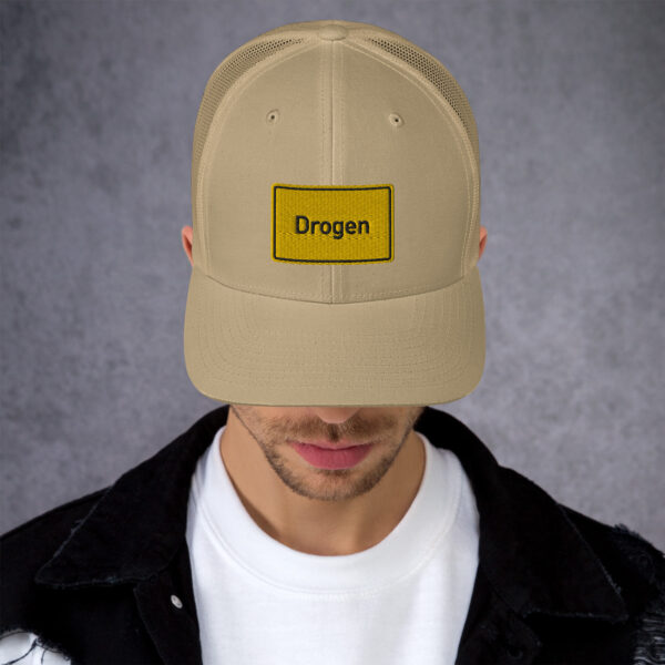 Ein Mann mit einer Drogen-Trucker-Cap.