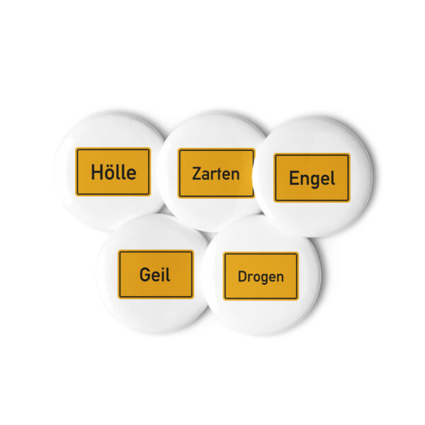 Ein Button-Set mit den Worten „Hallo“, „Zart“, „Egel“ und „Drache“ aus der Kollektion „Hölle Geil Zarten etc.“