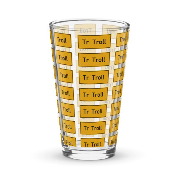 Ein Pint-Glas mit Troll-Motiv und der Aufschrift „tr Trail“.