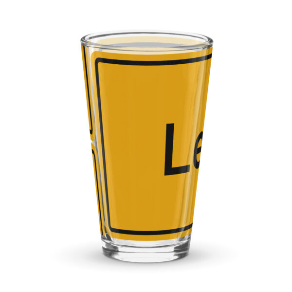 Ein Leer Pint-Glas mit der Gravur „lee“.