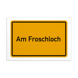 Ein Schild am Froschteich mit einer Standard-Postkarte.