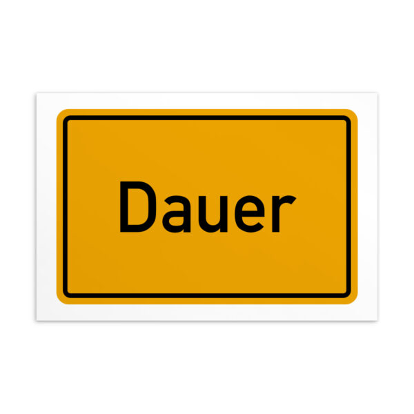 Ein gelbes Straßenschild mit der Aufschrift Darum Postkarte.