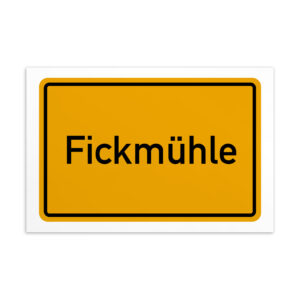 Ein Schild mit der Aufschrift „Fickmühle-Postkarte“ in den Farben Gelb und Schwarz.