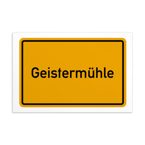 Ein gelbes Schild mit der Geistermühle-Postkarte.