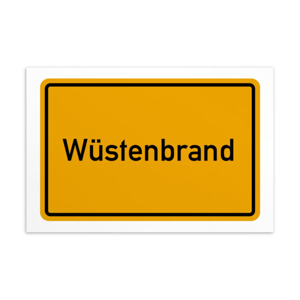 Ein gelbes Schild mit der legendären Wüstenbrand-Postkarte.