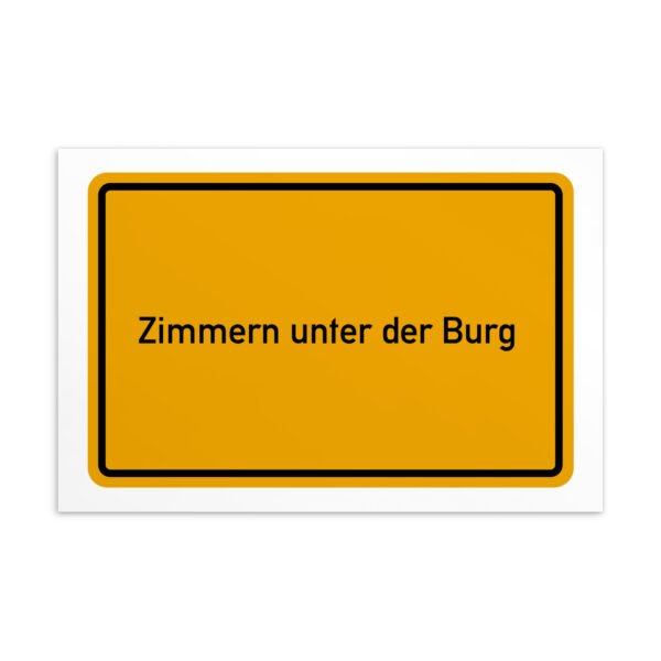 Ein gelbes Postkartenschild mit der Aufschrift „Zimmern unter der Burg-Postkarte“.