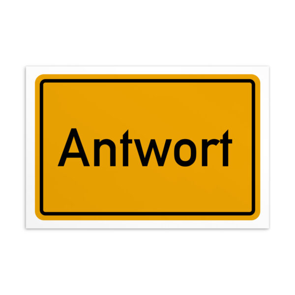 Ein gelbes Schild mit der deutlich sichtbaren Aufschrift „Antwort-Postkarte“.