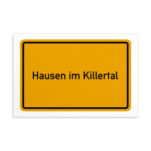 Ein gelbes Hausen im Killertal-Postkarte-Schild.