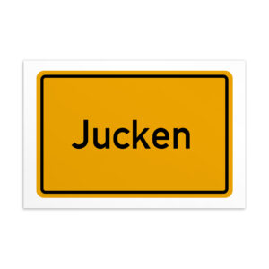 Ein Straßenschild mit der Jucken-Postkarte.