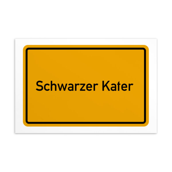 Ein gelb-schwarzes Schild mit der Aufschrift „Schwarzer Kater-Postkarte“.