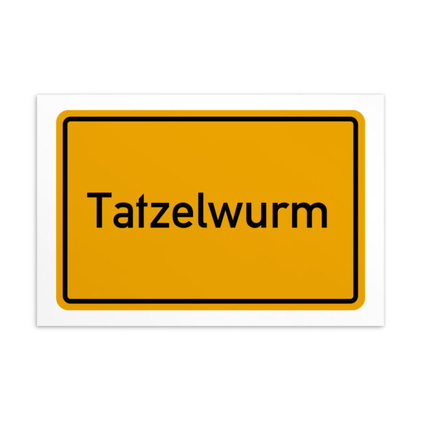 Ein Schild mit dem Motiv der Tatzelwurm-Postkarte.