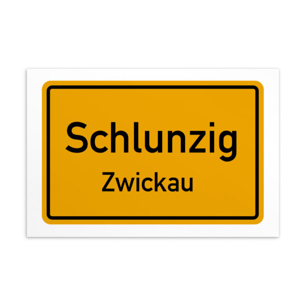 Ein gelbes Schild mit der Aufschrift Schlunzig-Postkarte.