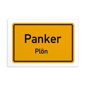 Ein Schild mit der Aufschrift „Panker-Postkarte“ in auffälliger gelber Schrift.