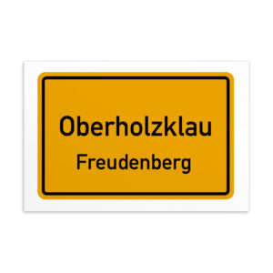 Ein gelbes Schild mit der Aufschrift Oberholzklau-Postkarte.