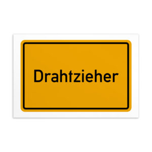 Ein Schild mit der Aufschrift „Drahtzieher-Postkarte“ in Gelb und Schwarz.