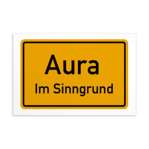 Ein gelbes Schild mit der Aufschrift „Aura im Sinngrund-Postkarte“.