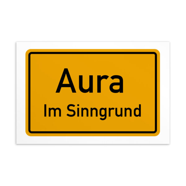 Ein gelbes Schild mit der Aufschrift „Aura im Sinngrund-Postkarte“.