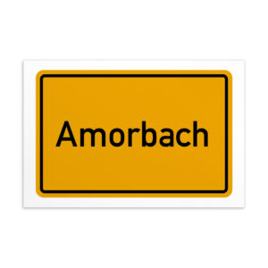 Ein Schild mit der Aufschrift „Amorbach-Postkarte“ in Gelb.