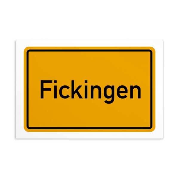 Ein gelbes Fickingen-Postkarte-Schild.