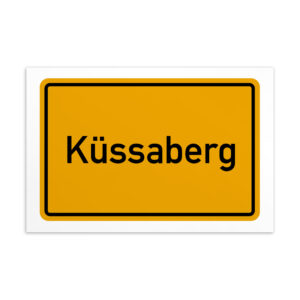 Ein gelbes Schild mit der Aufschrift Küssaberg-Postkarte.