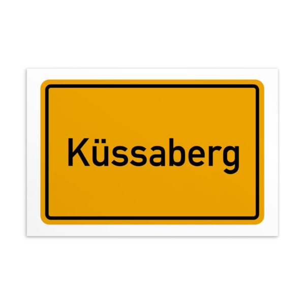 Ein gelbes Schild mit der Aufschrift Küssaberg-Postkarte.