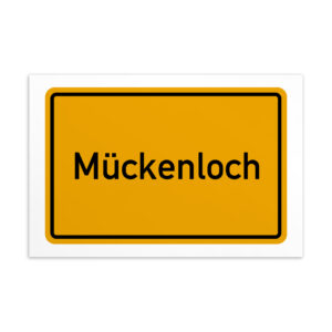 Ein Schild mit der Aufschrift „Mückenloch-Postkarte“ in Gelb.