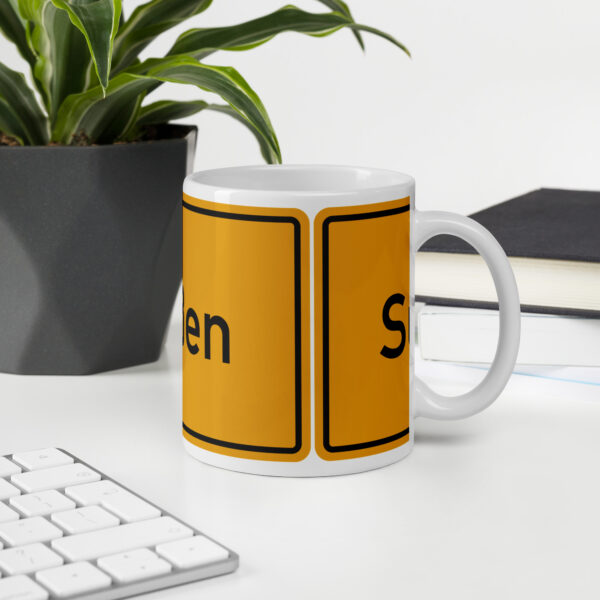 Eine glänzende Tasse mit der Aufschrift „seen“.