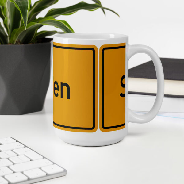 Eine glänzend weiße Tasse mit der Aufschrift „Süßen – Weiße“.