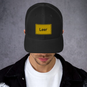 Ein Mann trägt eine schwarze Trucker-Cap mit der Aufschrift „Leer“.