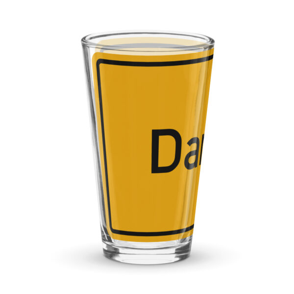 Ein Pint-Glas mit der Aufschrift „Darts“.