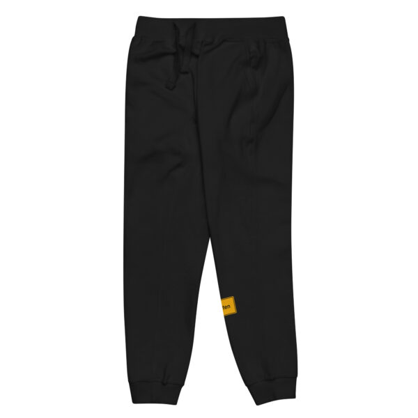 Eine Unisex-Fleece-Jogginghose mit gelbem Logo an der Seite, perfekt zum Joggen oder als Freizeitkleidung.