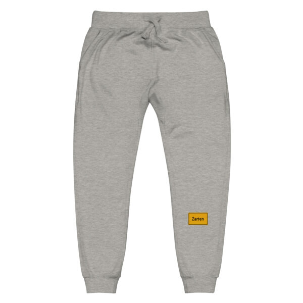 Eine graue Unisex-Fleece-Jogginghose mit gelbem Logo darauf.