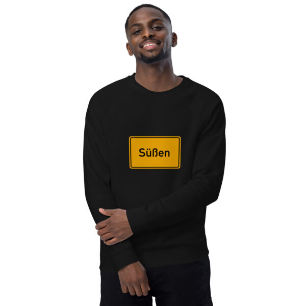 Ein Mann trägt einen schwarzen Unisex-Bio-Raglan-Pullover mit der Aufschrift 5len darauf.