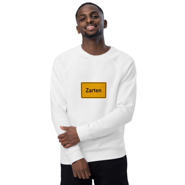 Ein Mann trägt einen Unisex-Bio-Raglan-Pullover mit einem gelben Schild darauf.