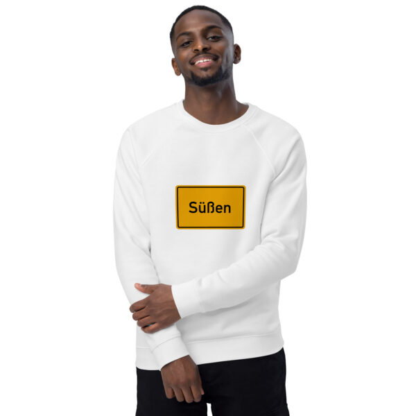 Ein Mann trägt einen weißen Unisex-Bio-Raglan-Pullover mit dem Wort „sulen“ darauf.