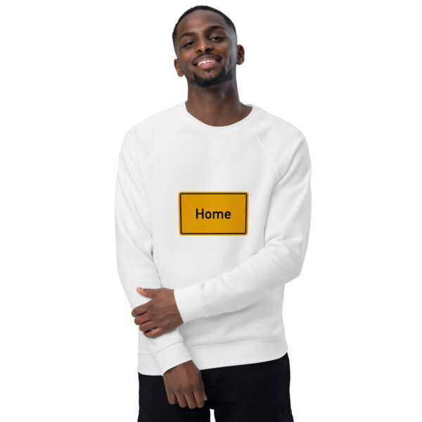 Ein Unisex-Mann trägt einen weißen Unisex-Bio-Raglan-Pullover mit der Aufschrift „Home“ darauf.