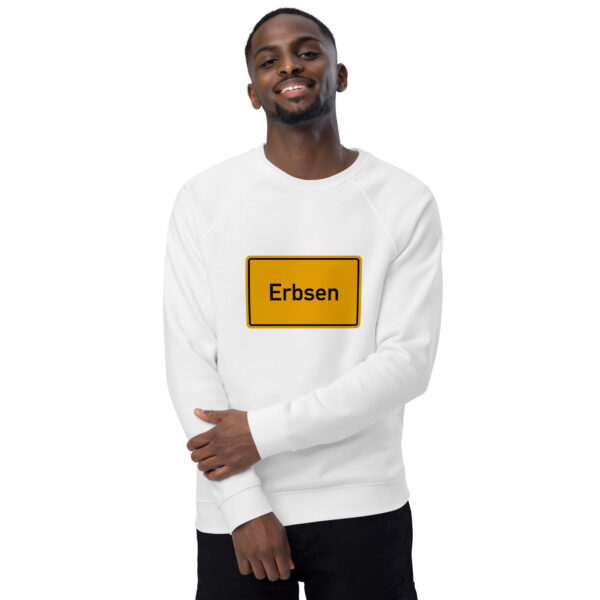 Ein Mann trägt ein weißes Unisex-Bio-Raglan-Pullover-Sweatshirt mit dem Wort „esen“ darauf.