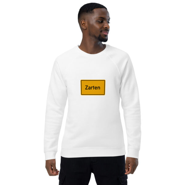 Ein Mann trägt einen weißen Unisex-Bio-Raglan-Pullover mit der Aufschrift „Zairen“.