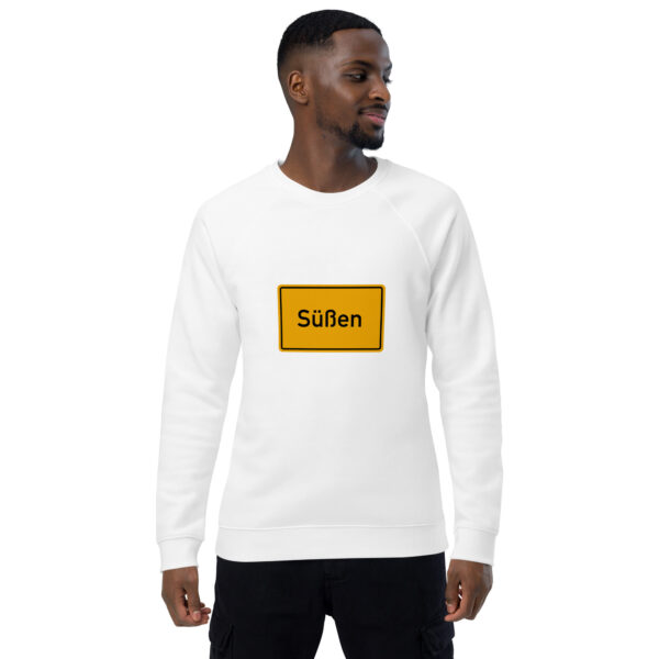 Ein Mann trägt einen weißen Unisex-Bio-Raglan-Pullover mit dem Wort „sidden“ darauf.