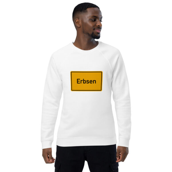 Ein Mann trägt einen weißen Unisex-Bio-Raglan-Pullover mit dem Wort „esen“ darauf.